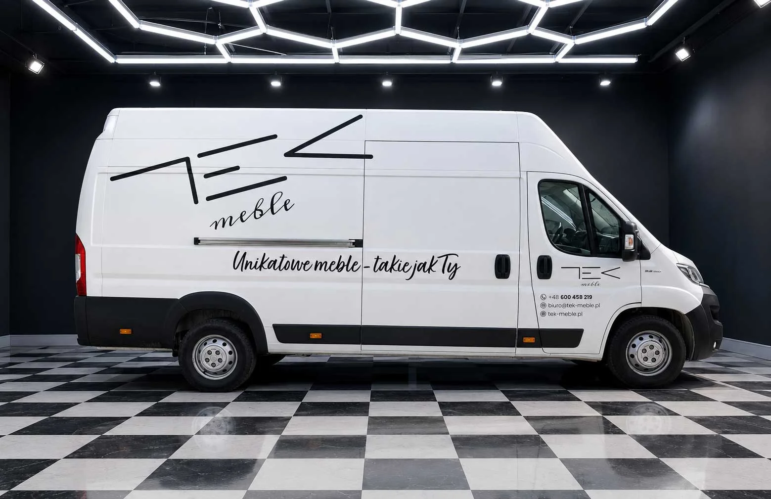 Logo z folii na samochodzie Szczecin – znak firmowy na drzwiach pojazdu