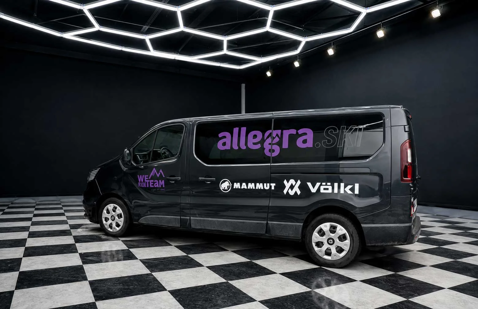Reklama na busach Szczecin – oklejony bus z logotypami marek