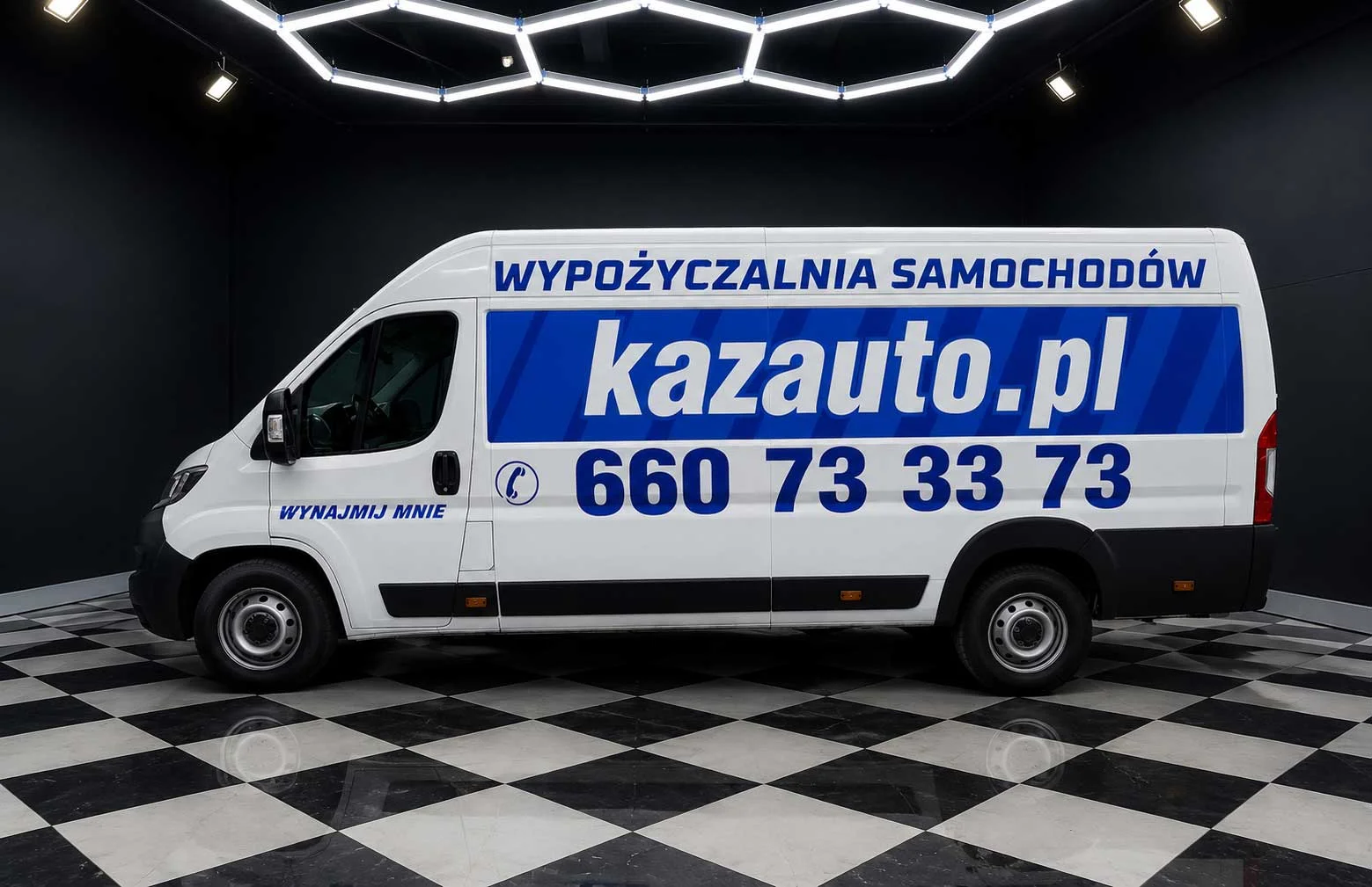 Oklejanie samochodów dostawczych Szczecin – reklama na furgonie z płaskimi panelami