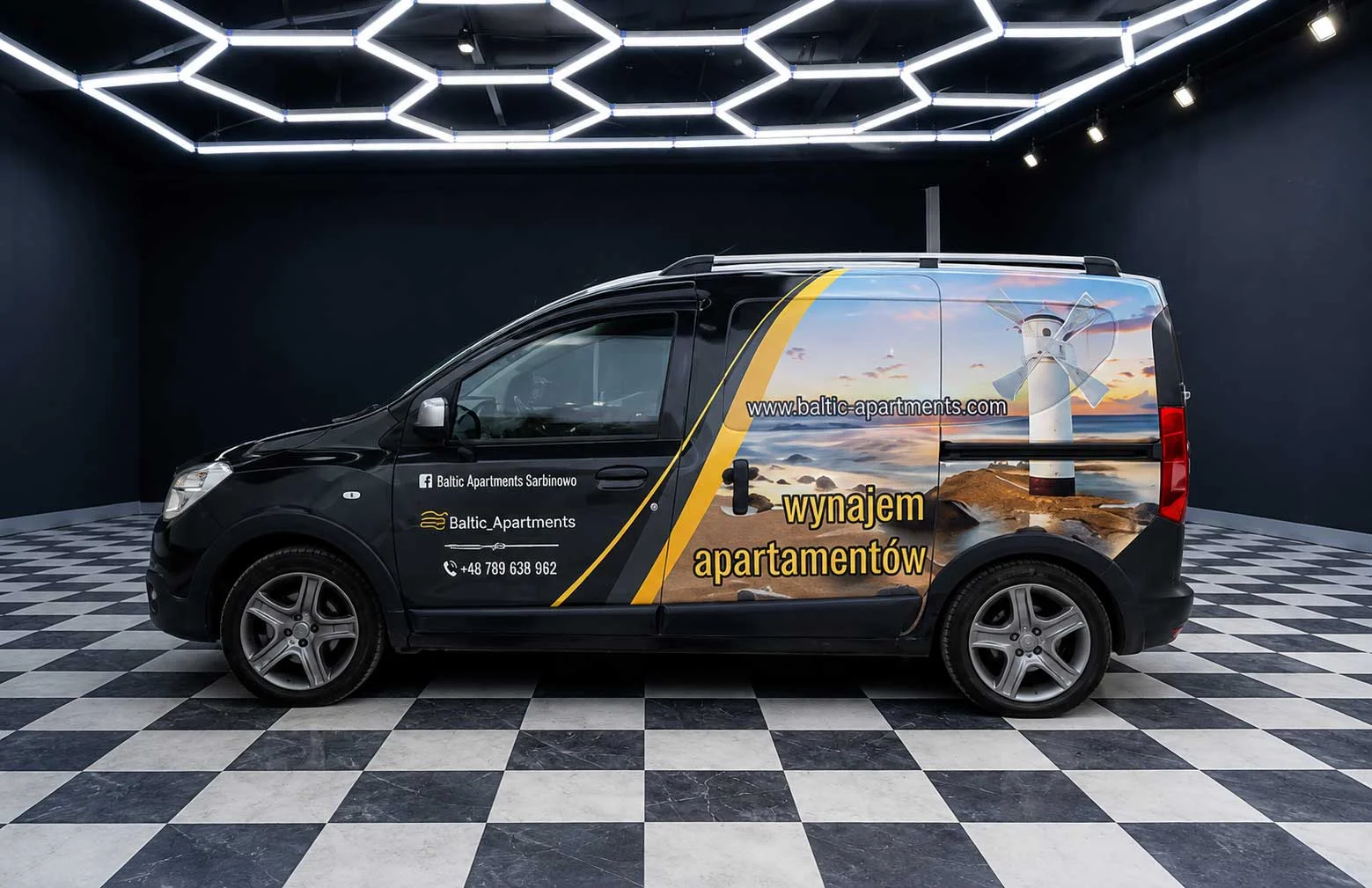 Reklamy na samochodzie Szczecin – profesjonalny montaż