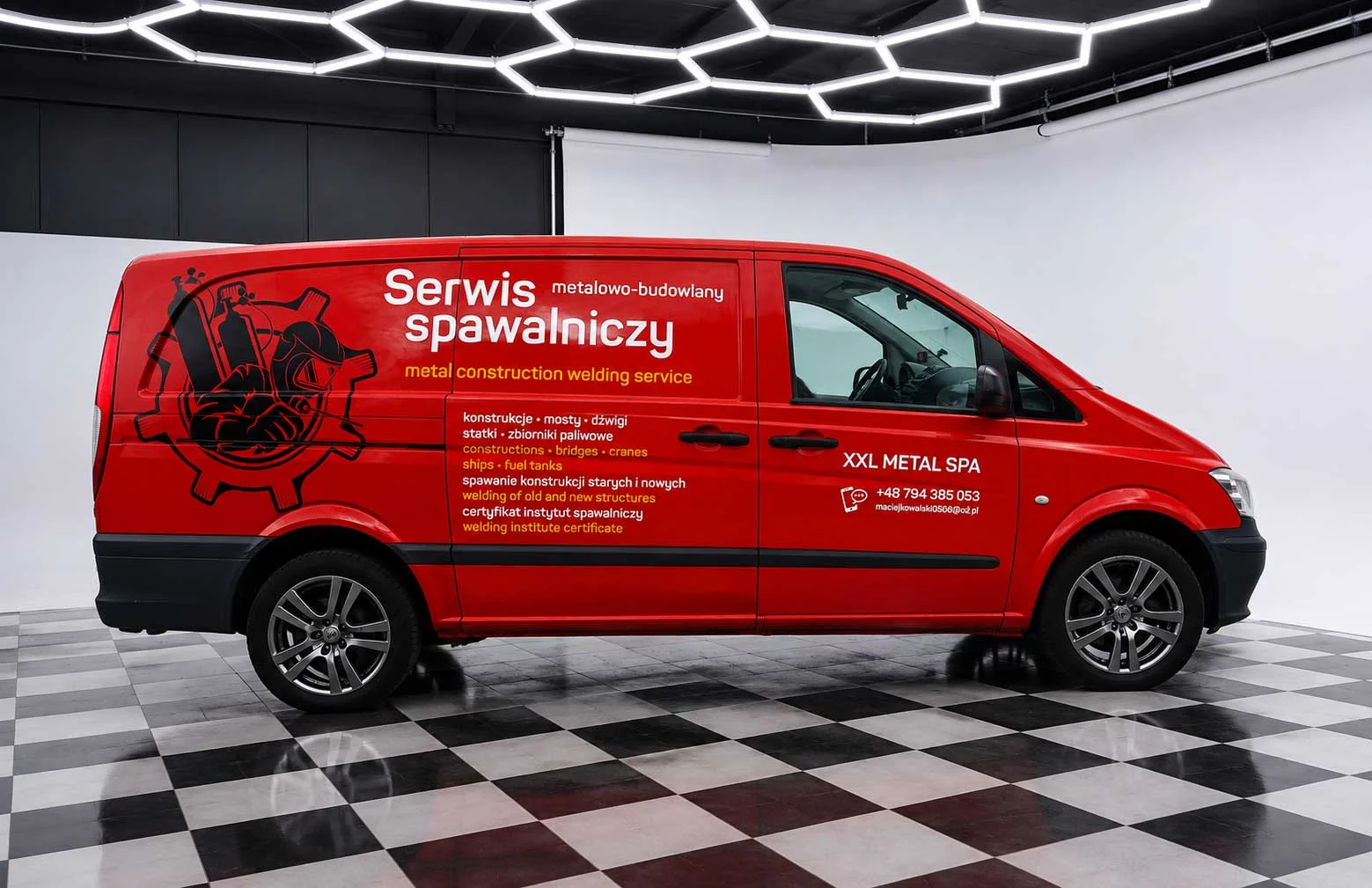 Tanie oznakowanie samochodu firmowego Szczecin – logo i telefon z folii